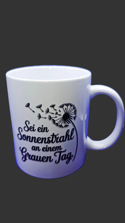 Tasse sei der Sonnenstrahl an einem grauen Tag