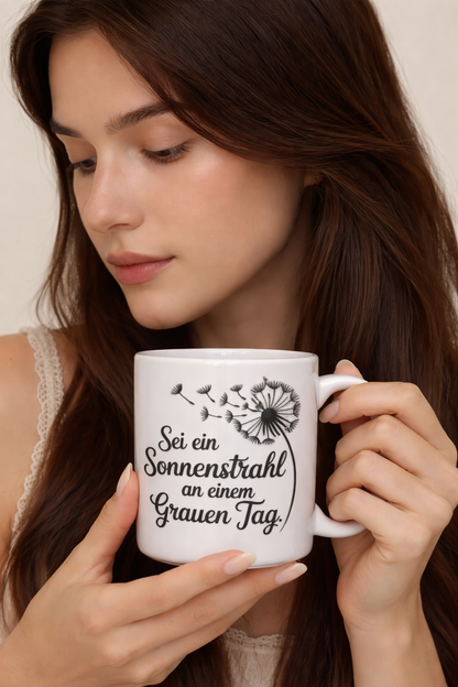 Tasse sei der Sonnenstrahl an einem grauen Tag